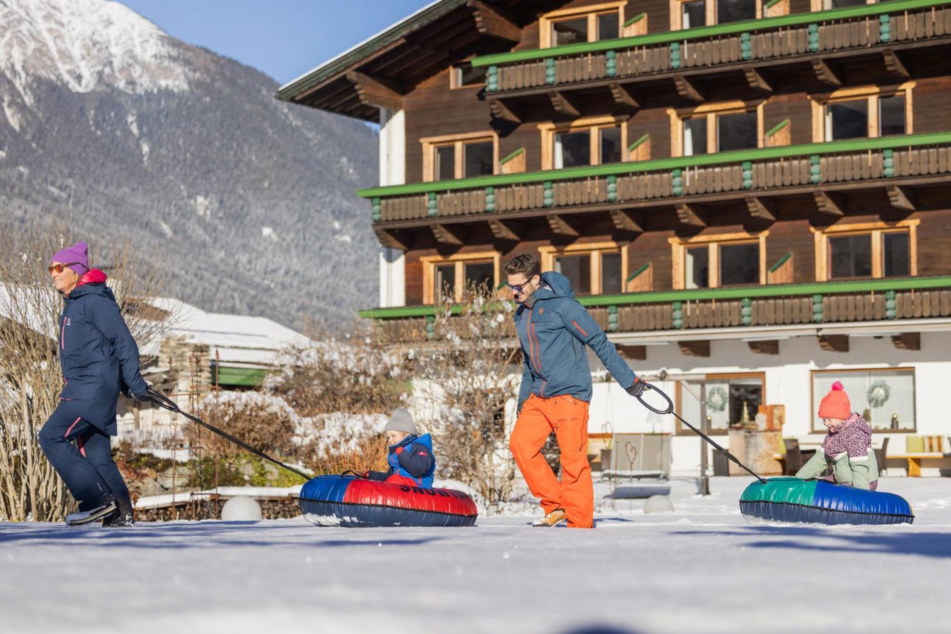 Familien- & Vitalhotel Auenhof Фулпмес Екстериор снимка