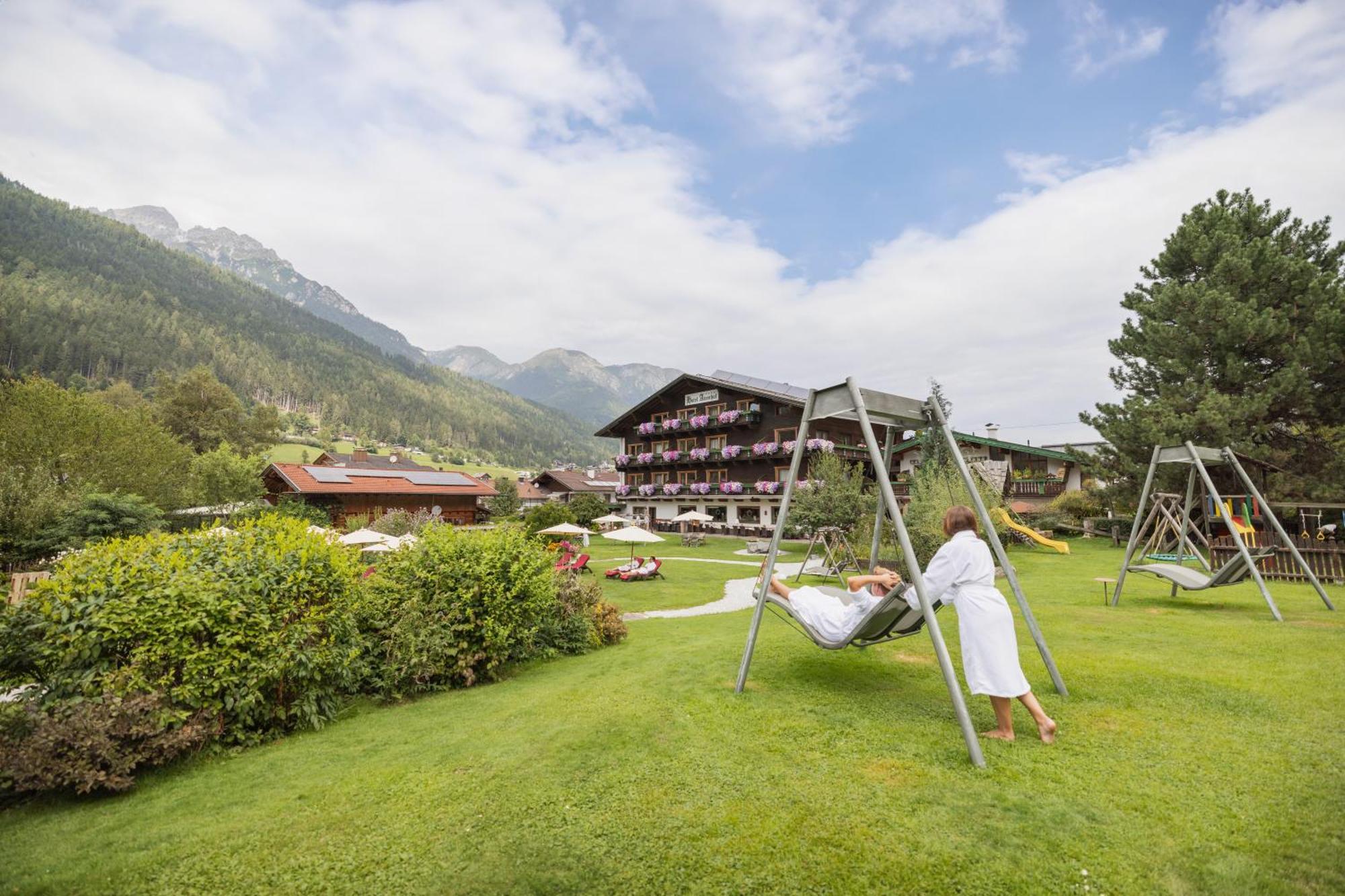 Familien- & Vitalhotel Auenhof Фулпмес Екстериор снимка